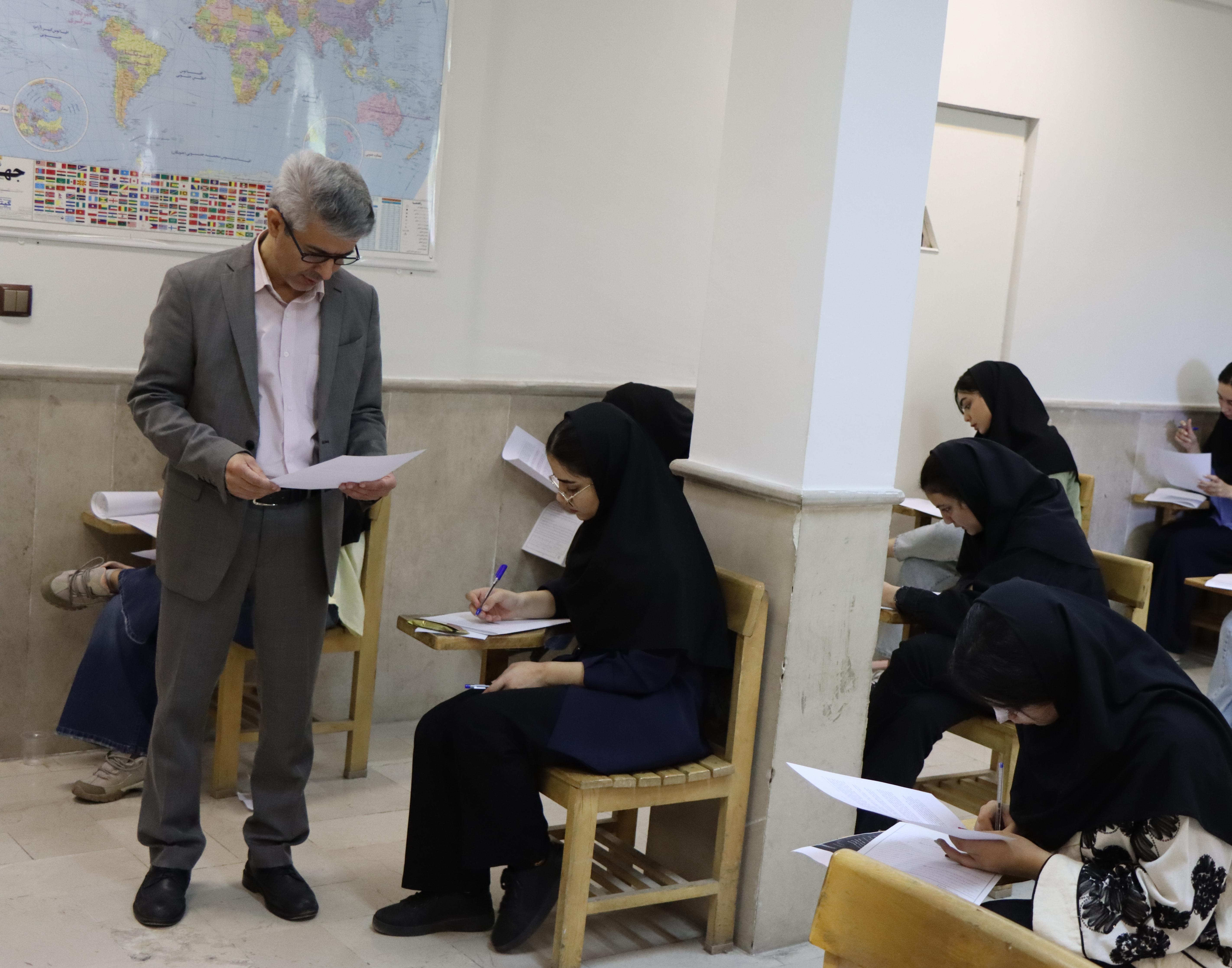 بازدید معاون آموزشی دانشگاه علامه طباطبایی از روند برگزاری امتحانات پایان‌ترم